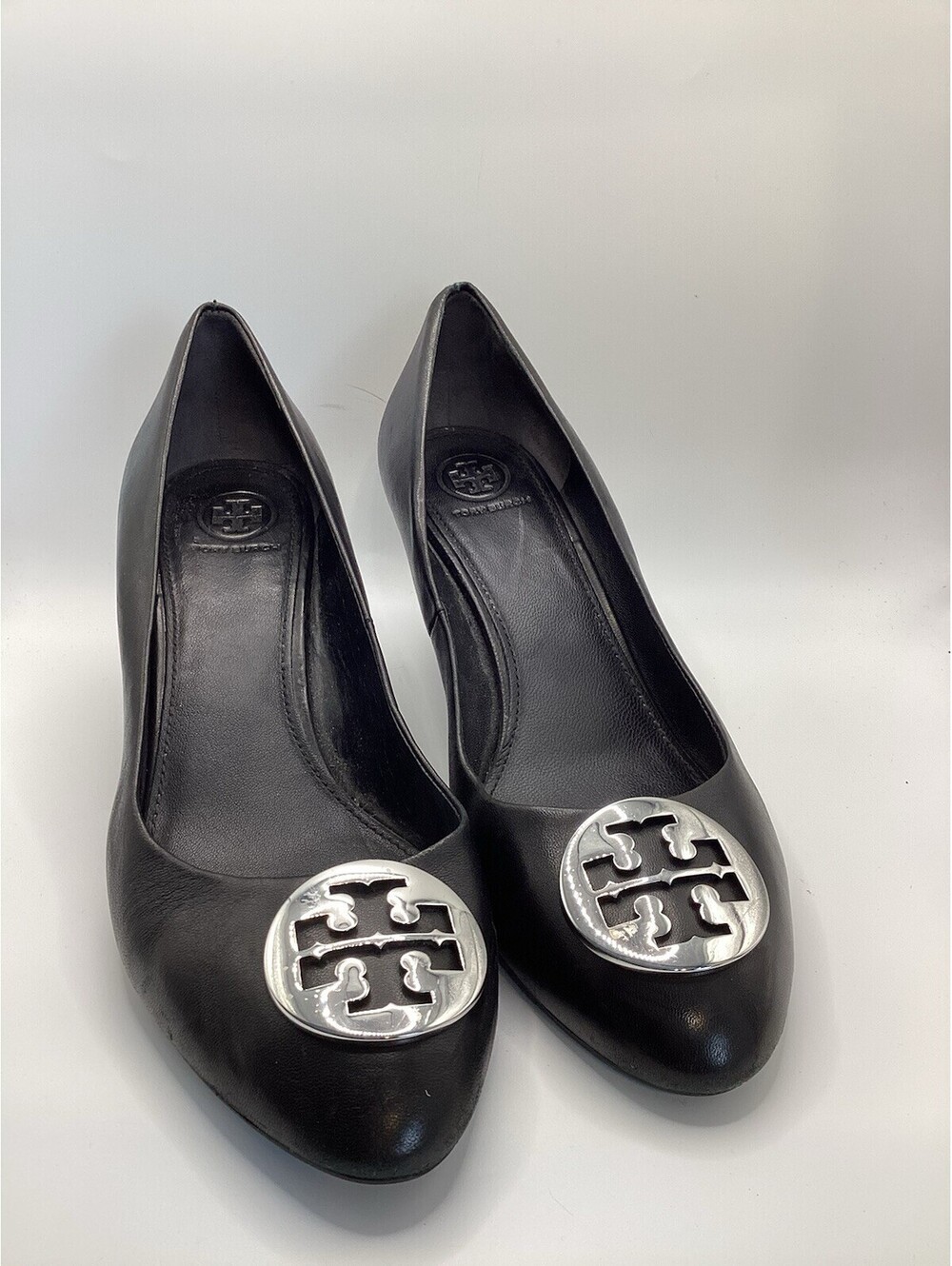 Tory Burch Sally Black Leather Wedge Pumps Silver Reva Logo Medallion Size 9.5
